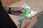 El proyecto comprende la realización de una serie de acciones utilizando un nuevo sistema de dinero: billetes basados en unidades de tiempo. Gustavo Romano